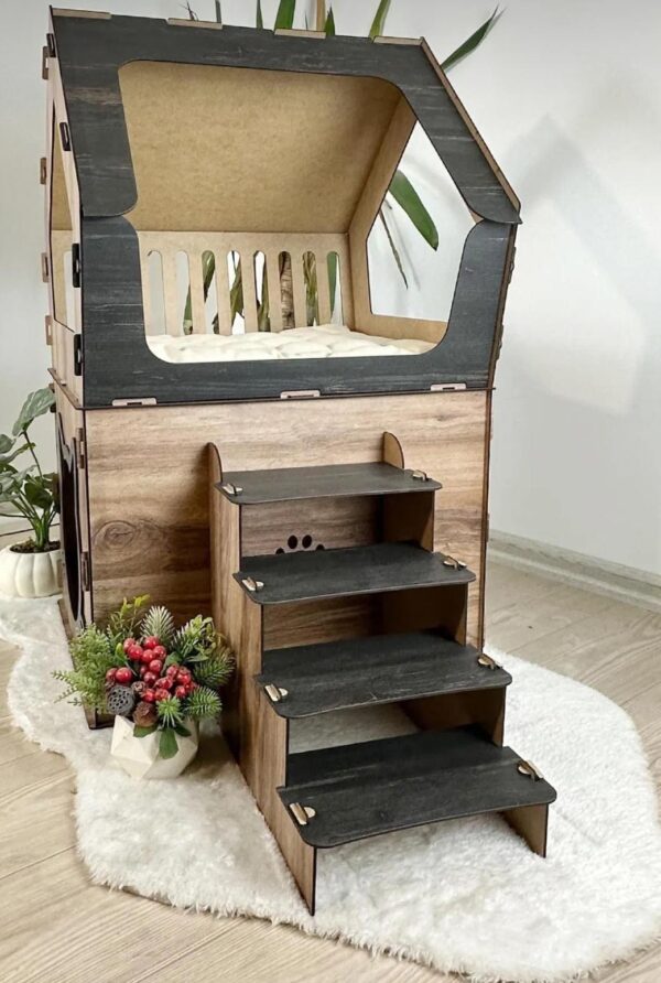 Maison pour chat en bois noir et marron avec escalier intégré et espace de couchage confortable.