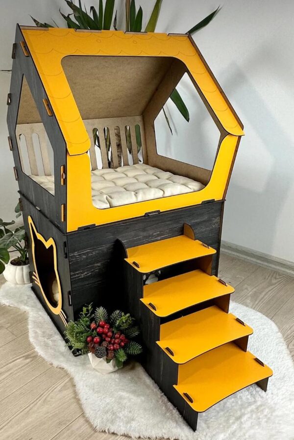 Maison pour chat en bois noir et jaune avec escalier intégré et espace de couchage confortable.