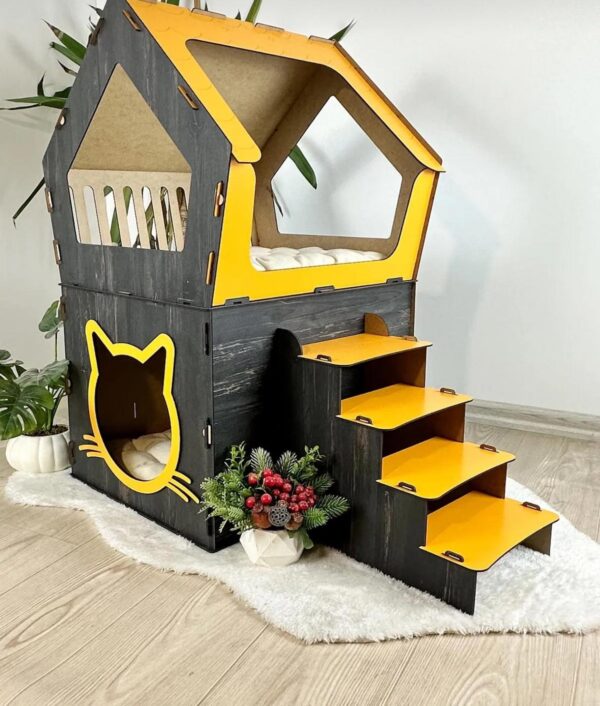 Maison pour chat en bois noir et jaune avec escalier intégré et espace de couchage confortable.
