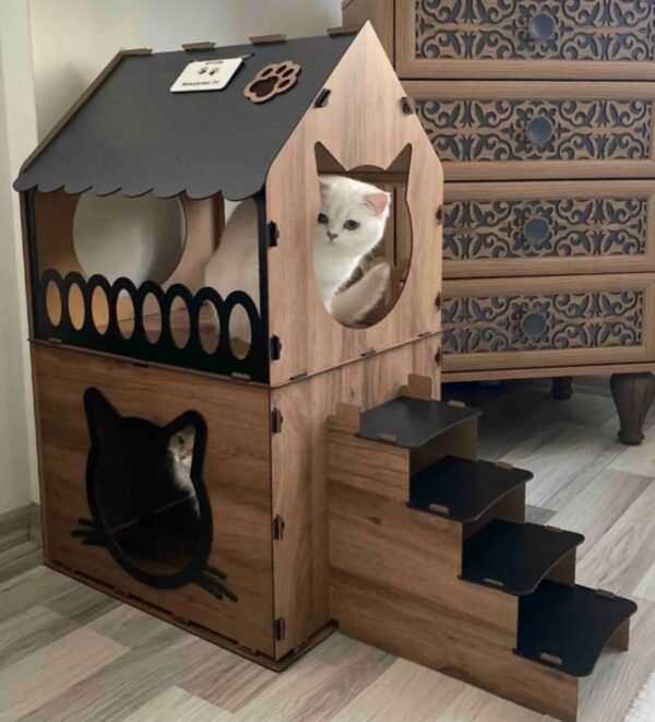 Maison pour chat en bois noir et marron avec escalier intégré et espace de couchage confortable.